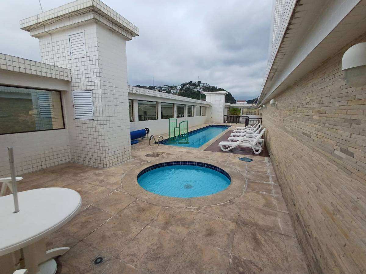 AMPLO 02 DORMS., 01 SUÍTE, 02 WC, VARANDA GOURMET, 02 VAGAS, LAZER, PERTO DA PRAIA - Edinho Imóveis