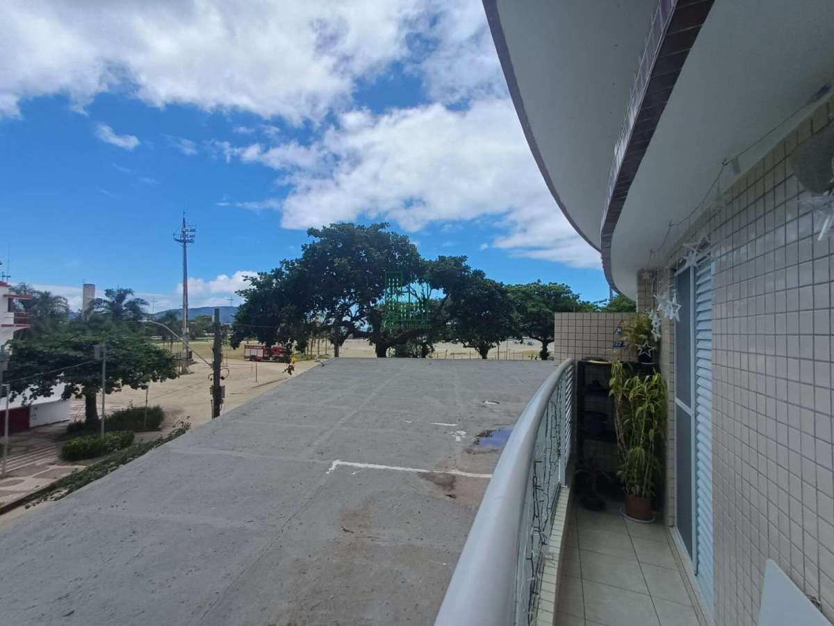 AMPLO QUARTO E SALA COM 63 M², PÉ NA AREIA, VISTA MAR, VARANDA, 01 VAGA - Edinho Imóveis