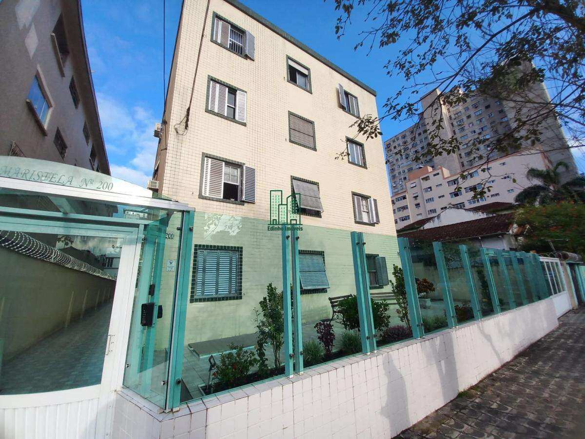 SALA LIVING NO CENTRO DE S. VICENTE, 34,79 M² DE ÁREA ÚTIL, 3º ANDAR, ESCADAS, VAGA COLETIVA INSUFICIENTE - Edinho Imóveis